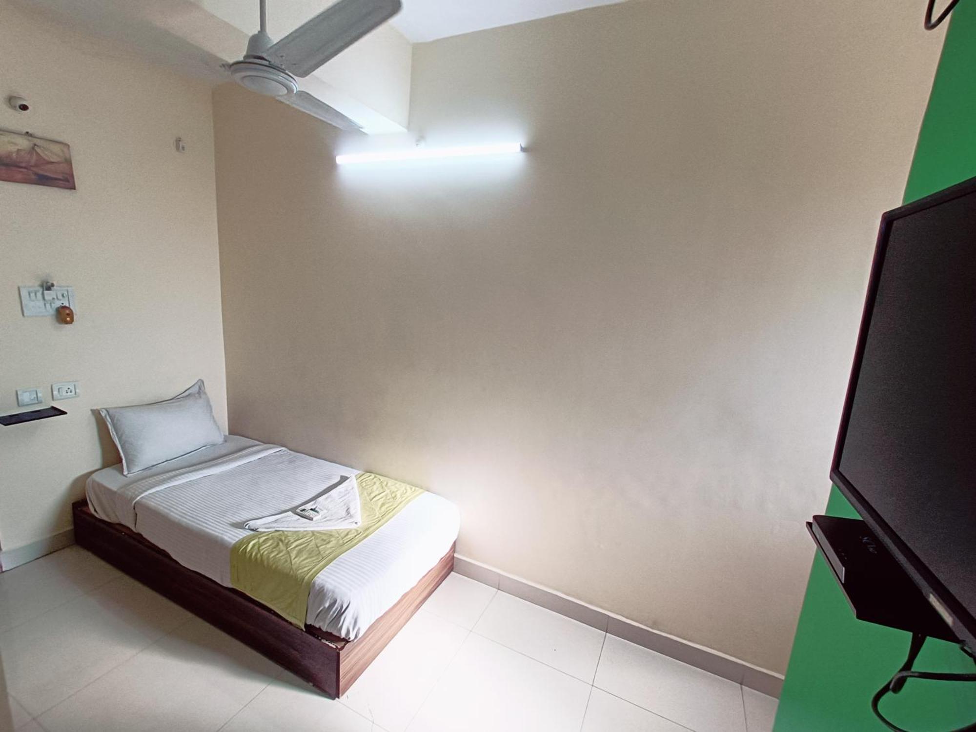 Green Tree Hotel-Near Vfs Global And Ramee Mall شيناي المظهر الخارجي الصورة
